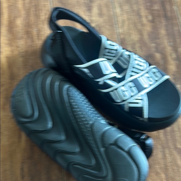 UGG Black Sandals Criss-Cross Design - Picture 5 of 5